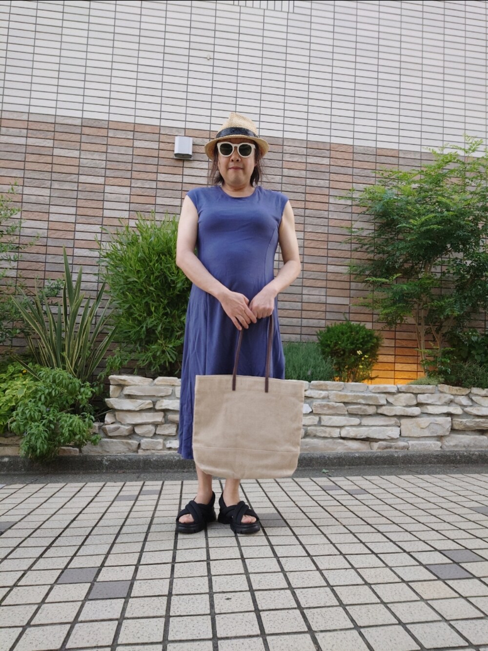 「GU、ワンピース、フレンチスリーブワンピ、フレンチスリーブ、中折れハット、サンダル、カジュアルコーデ、夏コーデ」｜「GUのアイテム（ワンピース、ブルー系）」を使った、hiro_tさん（メンズ・160cm）の夏コーディネートの3枚目の写真