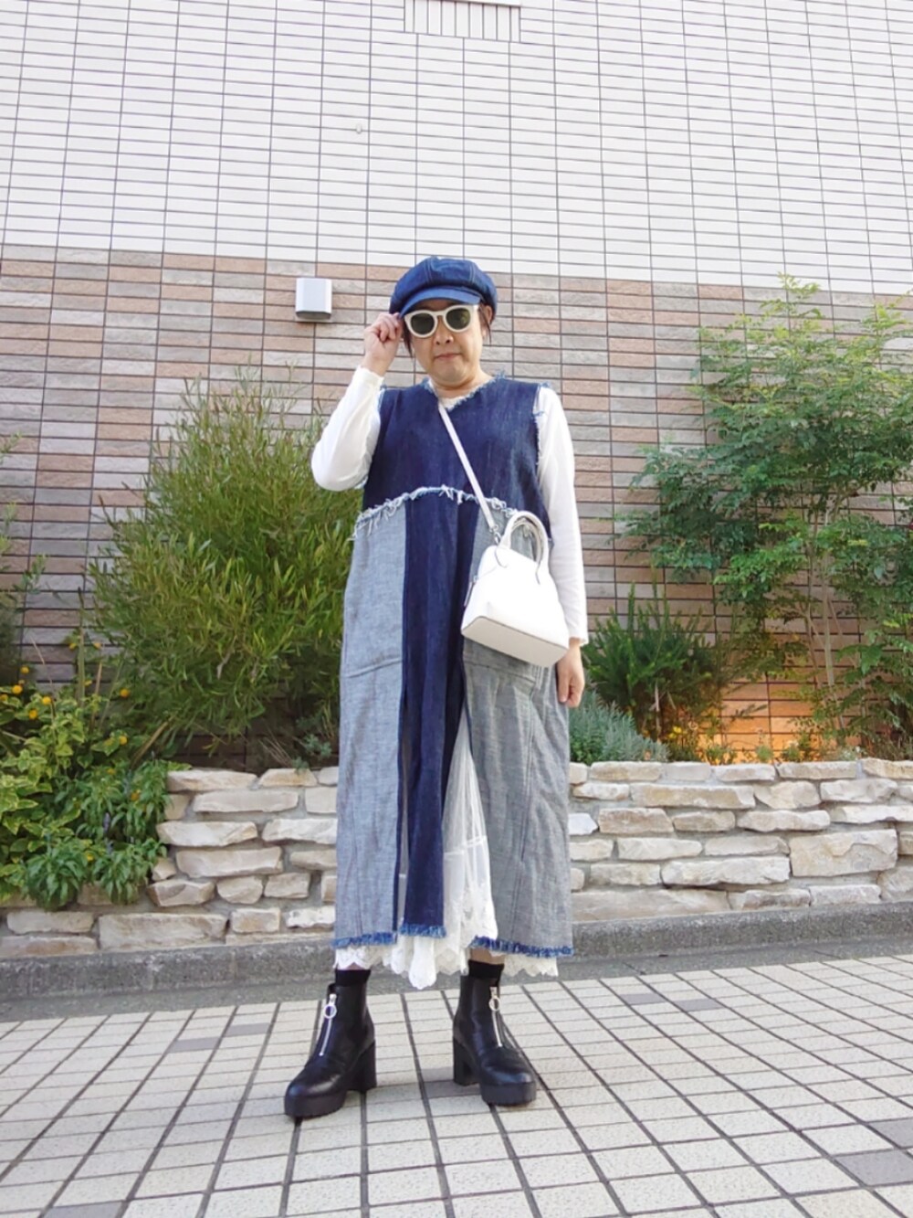 「重ね着ベストシーズン、休日コーデ、デニムワンピース、レースワンピース、デニムキャスケット、フロントジップブーツ、ワンピースレイヤード」｜「NON TOKYOのアイテム（ワンピース、ブルー系）」を使った、hiro_tさん（メンズ・160cm）の秋コーディネートの2枚目の写真