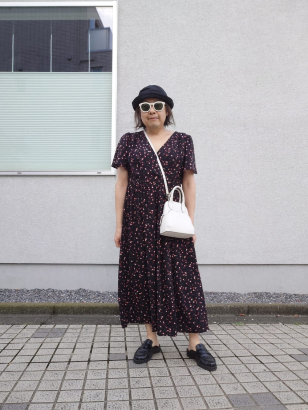 「プチプラ、シンプルスタイル、ワンピース、カシュクールワンピース、花柄ワンピース、バケットハット、ローファーサンダル」｜「GUのアイテム（ワンピース、ブラック系）」を使った、hiro_tさん（メンズ・160cm）の夏コーディネートの2枚目の写真