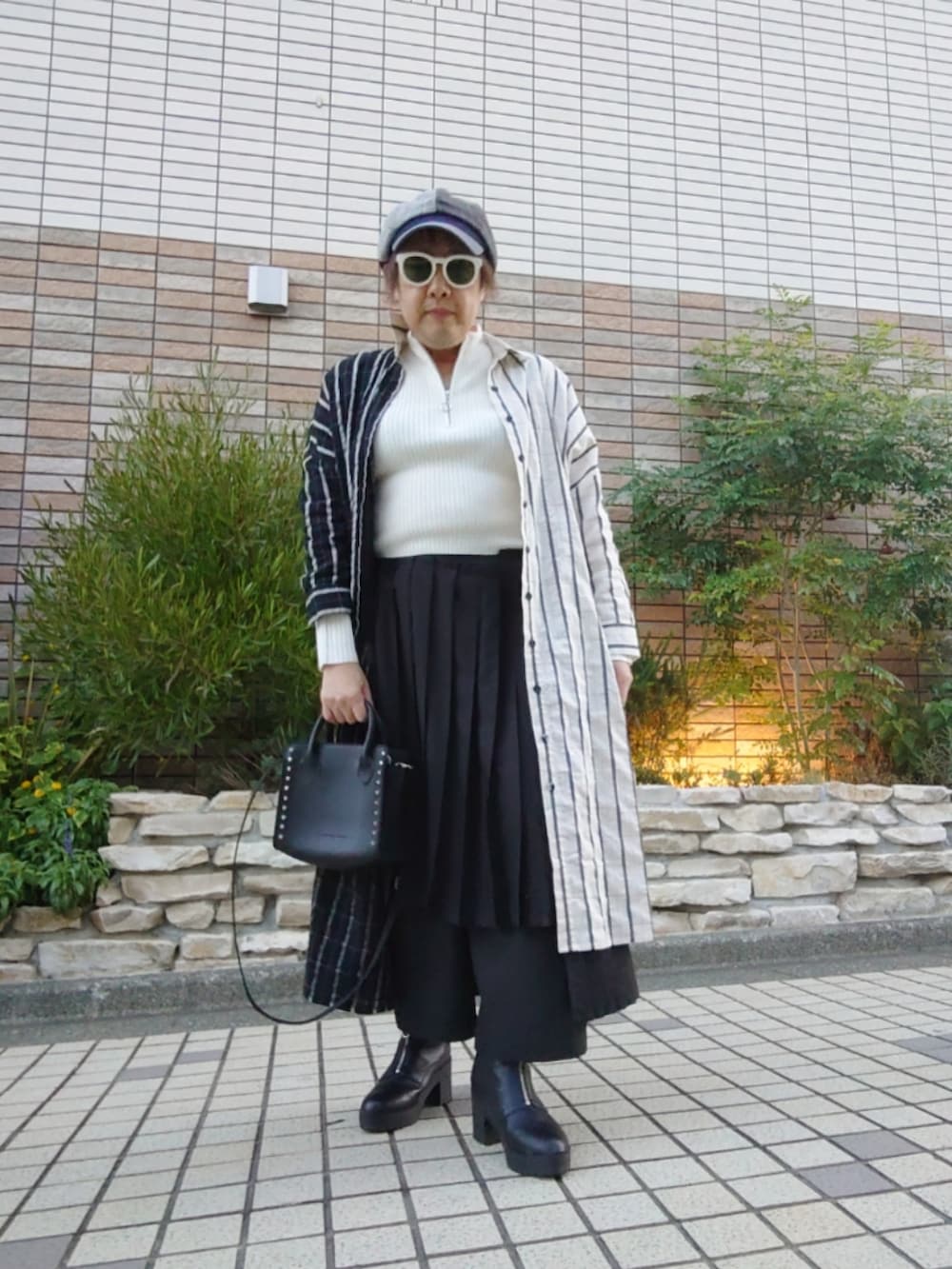 「秋服、シャツワンピース、ハーフジップニット、プリーツパンツ、パッチワークキャスケット、ショートブーツ、フロントジップブーツ、モノトーンコーデ」｜「osharewalkerの『kOhAKUアシメプリーツワイドパンツ』（その他パンツ、ブラック系）」を使った、hiro_tさん（メンズ・160cm）の秋コーディネートの2枚目の写真