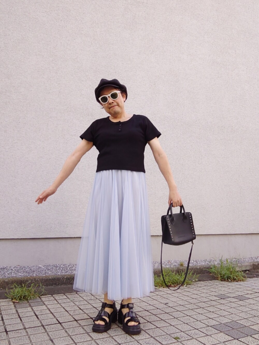 「夏コーデ、休日コーデ、モノトーンコーデ、ヘンリーネックＴシャツ、ワッフルTシャツ、チュールスカート、キャスケット、グルカサンダル」｜「GUのアイテム（Tシャツ/カットソー、ブラック系）」を使った、hiro_tさん（メンズ・160cm）の夏コーディネートの4枚目の写真