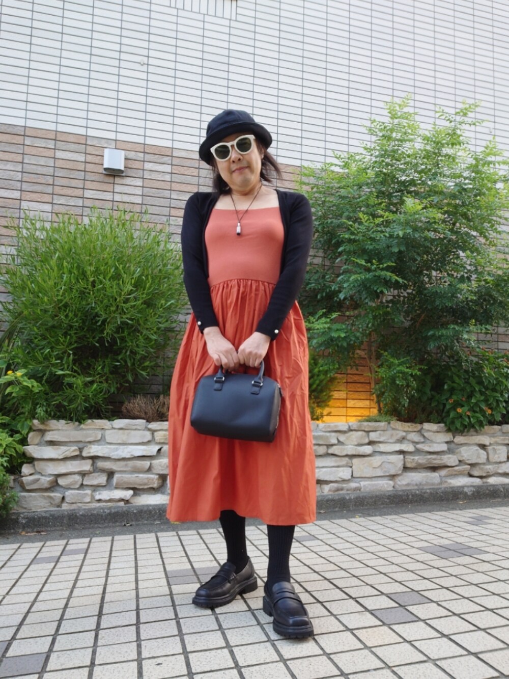 「大人カジュアル、カーディガン、ワンピース、切り替えワンピース、ブラトップワンピース、バケットハット、ローファー、ミニボストンバッグ」｜「UNIQLOのアイテム（ワンピース、オレンジ系）」を使った、hiro_tさん（メンズ・160cm）の秋コーディネートの2枚目の写真