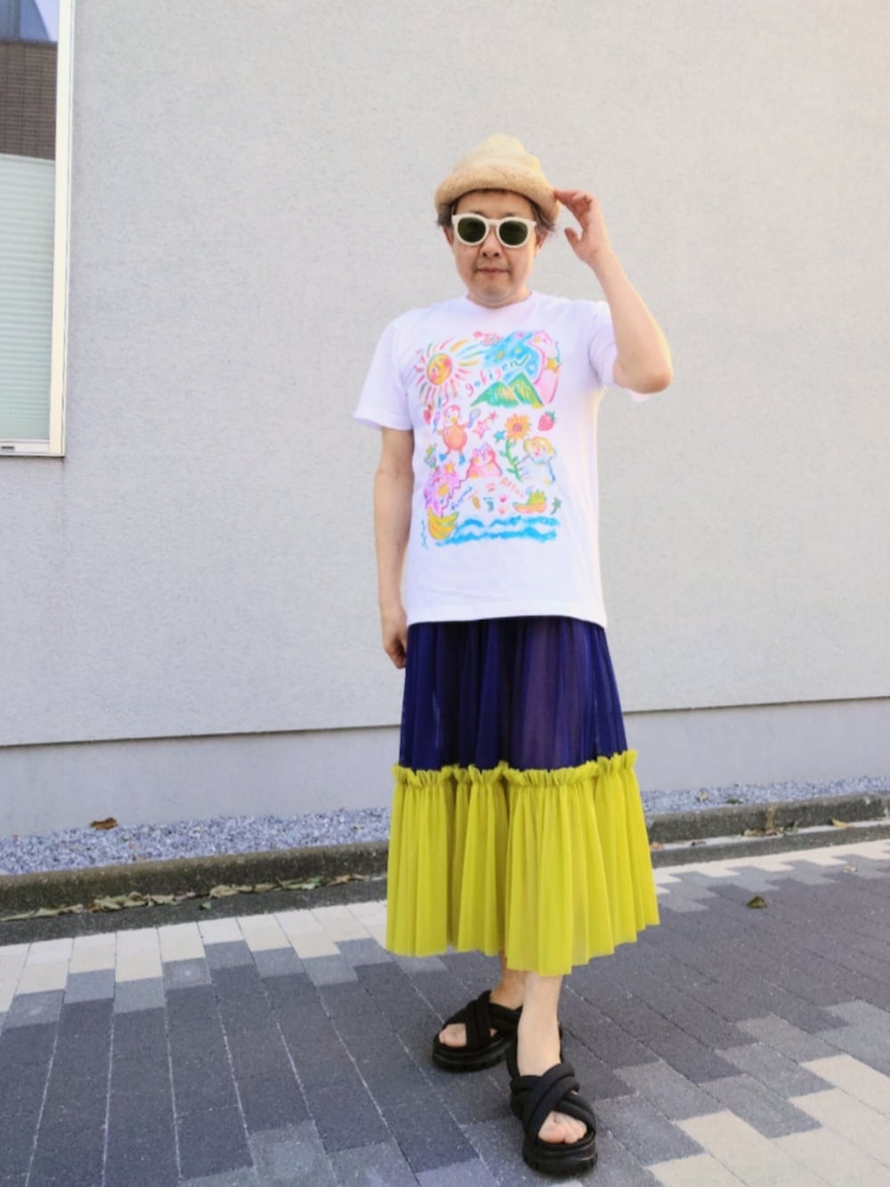 「休日コーデ、ホワイト、白Tシャツ、イラストT、バイカラースカート」｜「NON TOKYOのアイテム（スカート、ブルー系）」を使った、hiro_tさん（メンズ・160cm）の夏コーディネートの2枚目の写真
