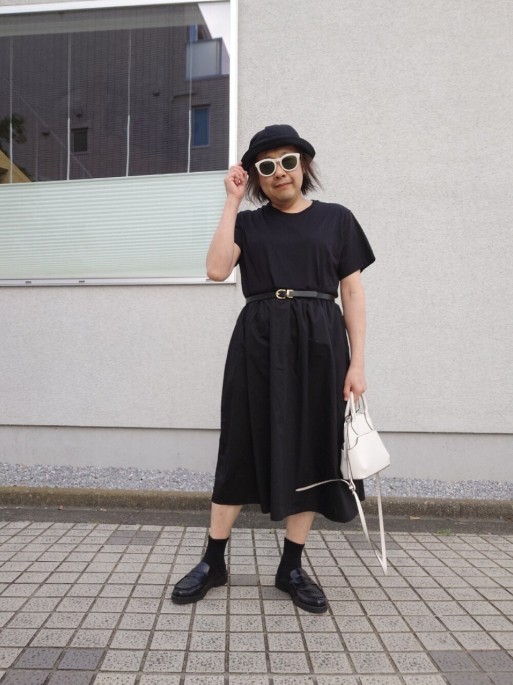 「夏コーデ、大人カジュアル、ワンピース、異素材ワンピース、ウエストマーク、シンプルコーデ、モノトーンコーデ、バケットハット、厚底ローファー」｜「UNIQLOのアイテム（ワンピース、ブラック系）」を使った、hiro_tさん（メンズ・160cm）の夏コーディネートの2枚目の写真