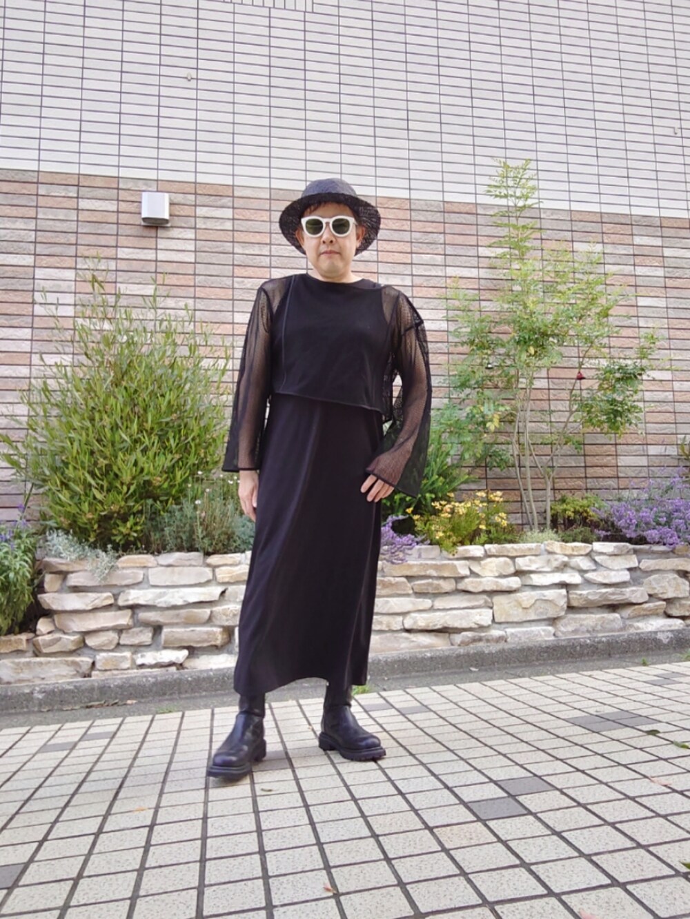 「このスタイルがお気に入り、初夏コーデ、オトナカジュアル、メッシュトップス、ノースリーブワンピース、バリスタハット、ストレッチブーツ、タンクソールブーツ、ストローハット」｜「GUのアイテム（ワンピース、ブラック系）」を使った、hiro_tさん（メンズ・160cm）の夏コーディネートの2枚目の写真