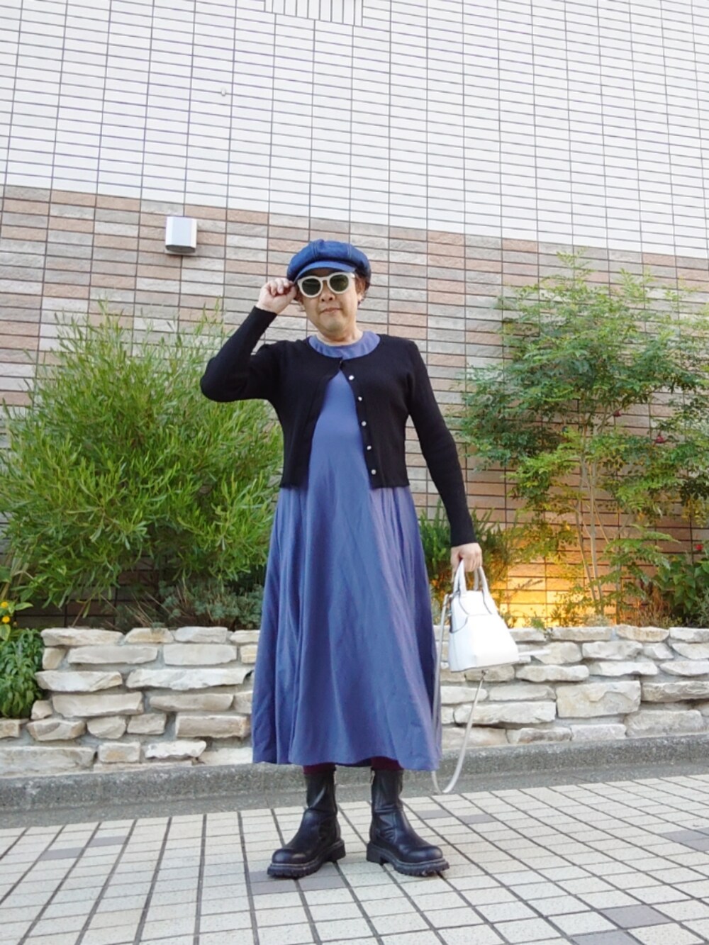 「秋服まるっと大公開、カジュアルコーデ、秋服コーデ、フレンチスリーブワンピ、クルーネックカーディガン、タンクソールブーツ、デニムキャスケット」｜「GUのアイテム（ボストンバッグ、ホワイト系）」を使った、hiro_tさん（メンズ・160cm）の秋コーディネートの2枚目の写真