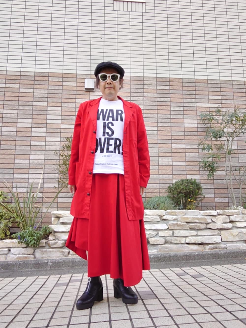 「秋服コーデ、セットアップ、ロングジャケット、アシメスカート、ハジマリスカート、メッセージTシャツ、キャスハンチング、フロントジップブーツ、ファッションを楽しもう」｜「Shigesato Yanaseのアイテム（チェスターコート、レッド系）」を使った、hiro_tさん（メンズ・160cm）の秋コーディネートの2枚目の写真