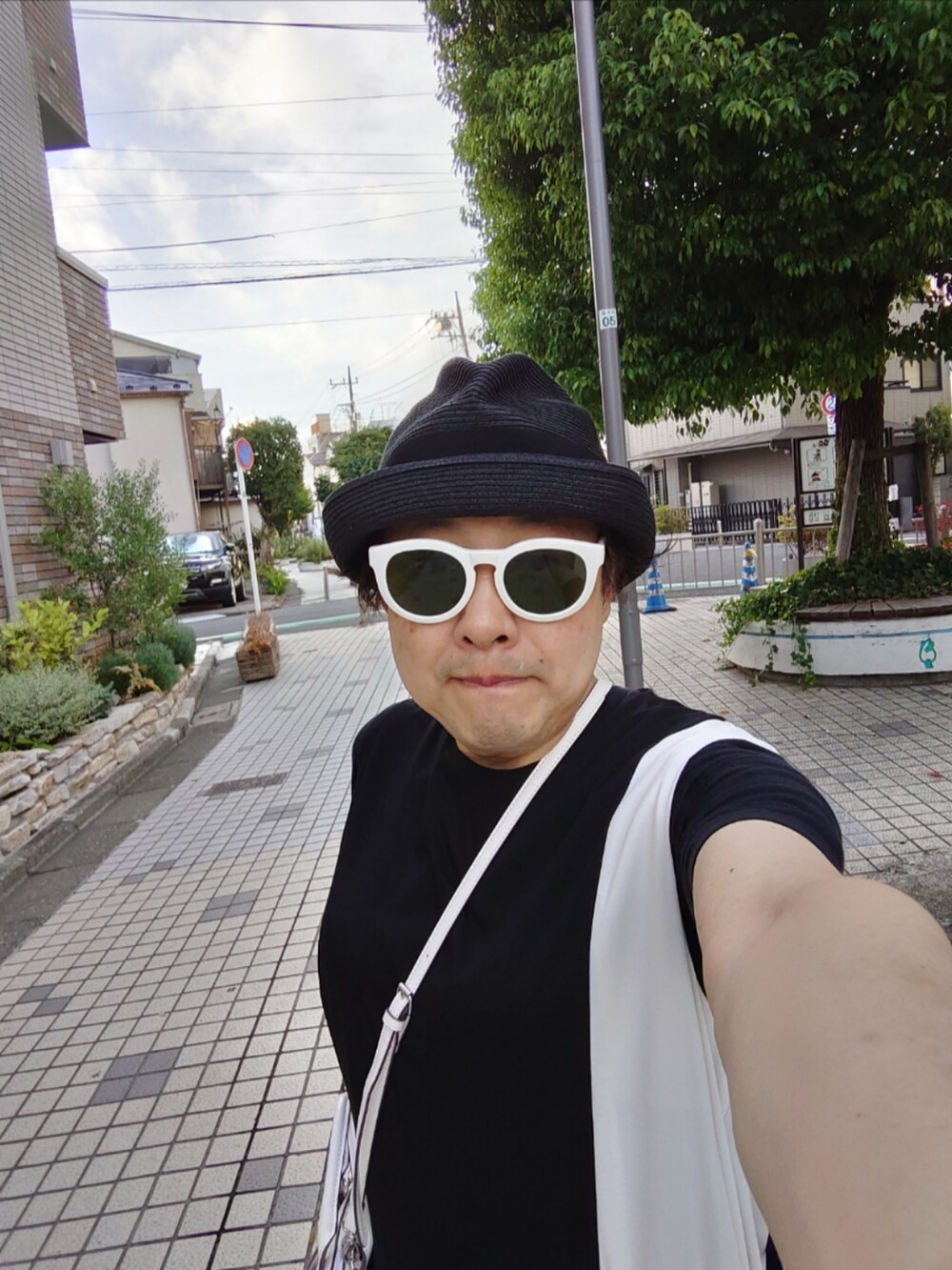 「夏、シンプル、オトナカジュアル、ノースリーブワンピース、グルカサンダル、ハット、ミニボストン、ワンピース、モノトーン」｜「Paul Smithの【洗える】カラーブロッキングジャージー ワンピース（ワンピース、ブラック系）」を使った、hiro_tさん（メンズ・160cm）の夏コーディネートの5枚目の写真