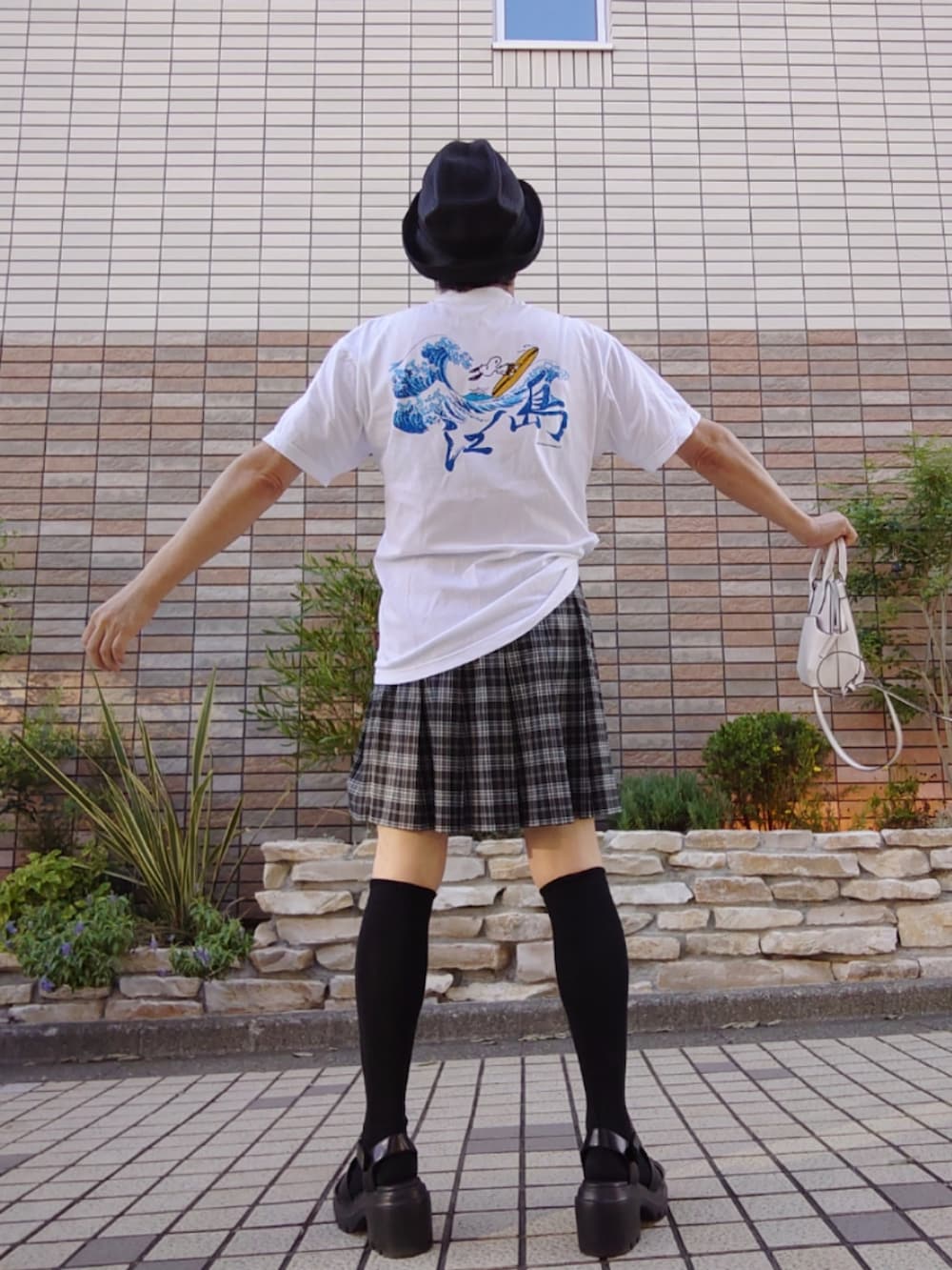 「みんなの白Tフェス、休日スタイル、夏コーデ、カジュアル、スヌーピーT、チェックスカート、ミニスカート、グルカサンダル、ニーハイソックス」｜「mature haのアイテム（ハット、ブラック系）」を使った、hiro_tさん（メンズ・160cm）の夏コーディネートの2枚目の写真