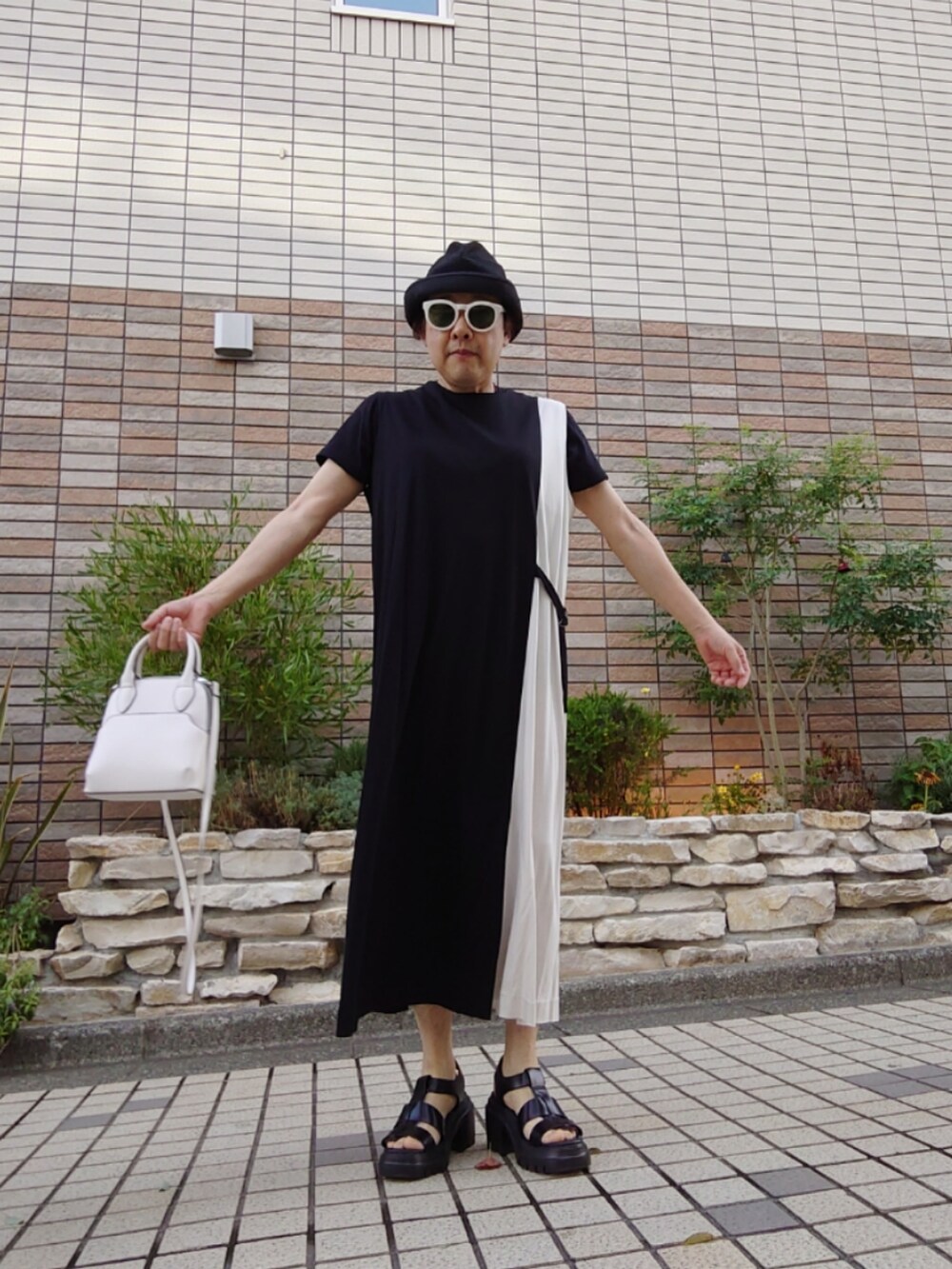 「夏、シンプル、オトナカジュアル、ノースリーブワンピース、グルカサンダル、ハット、ミニボストン、ワンピース、モノトーン」｜「Paul Smithの【洗える】カラーブロッキングジャージー ワンピース（ワンピース、ブラック系）」を使った、hiro_tさん（メンズ・160cm）の夏コーディネートの4枚目の写真
