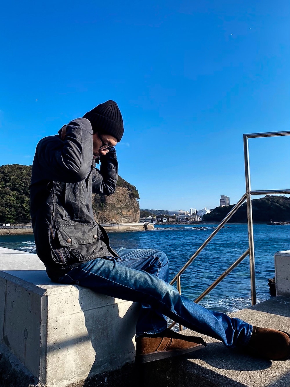 ブラック系のジャケット/アウター、ブルー系のデニムパンツ、ブラウン系のシューズを着用したメンズの冬コーディネートの2枚目の写真