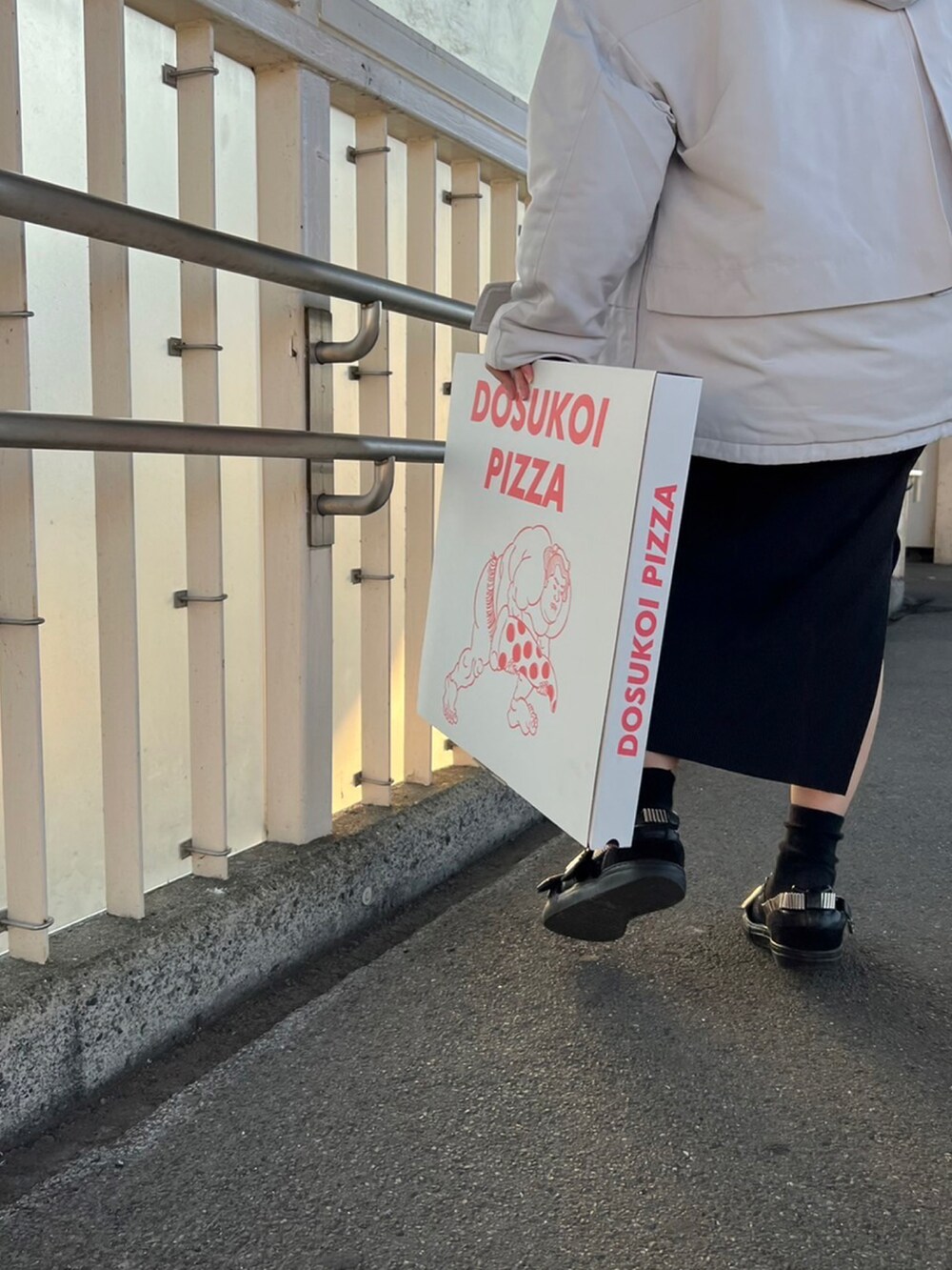 ホワイト系のジャケット/アウター、ブラック系のワンピース/ドレス、ブラック系のサンダルを着用したレディースの冬コーディネートの2枚目の写真