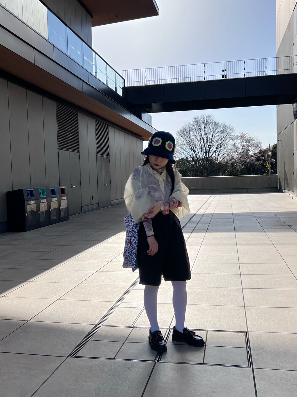 イエロー系のトップス、その他のトップス、ブラック系のパンツを着用したレディースの春コーディネートの2枚目の写真