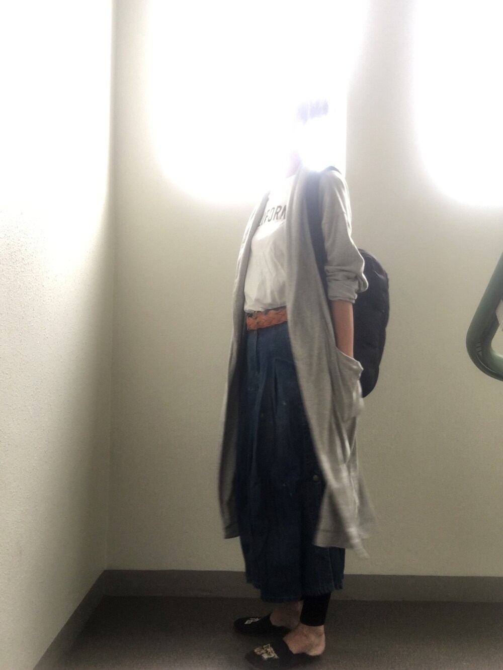 ブラック系のスリッポン、ブルー系のデニムパンツ、ホワイト系のTシャツ/カットソーを着用したレディースの秋コーディネートの3枚目の写真