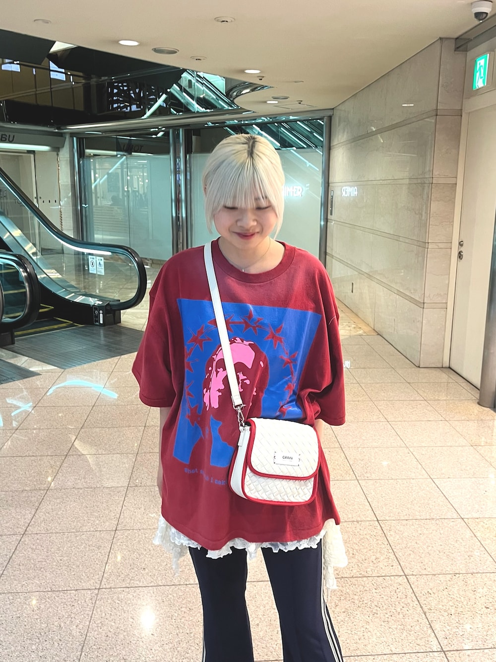 「Tシャツ、ロゴT、個性派、レッド、カラーコーデ、レイヤード、フレアパンツ、ジャージーパンツ、夏コーデ、初夏コーデ」｜「RePRODUCTION LABELの【RePRODUCTION LABEL / リプロダクションレーベル】アソートヴィンテージフェードTEE（Tシャツ/カットソー、レッド系）」を使った、ささかまさん（レディース・165cm）の春コーディネートの2枚目の写真