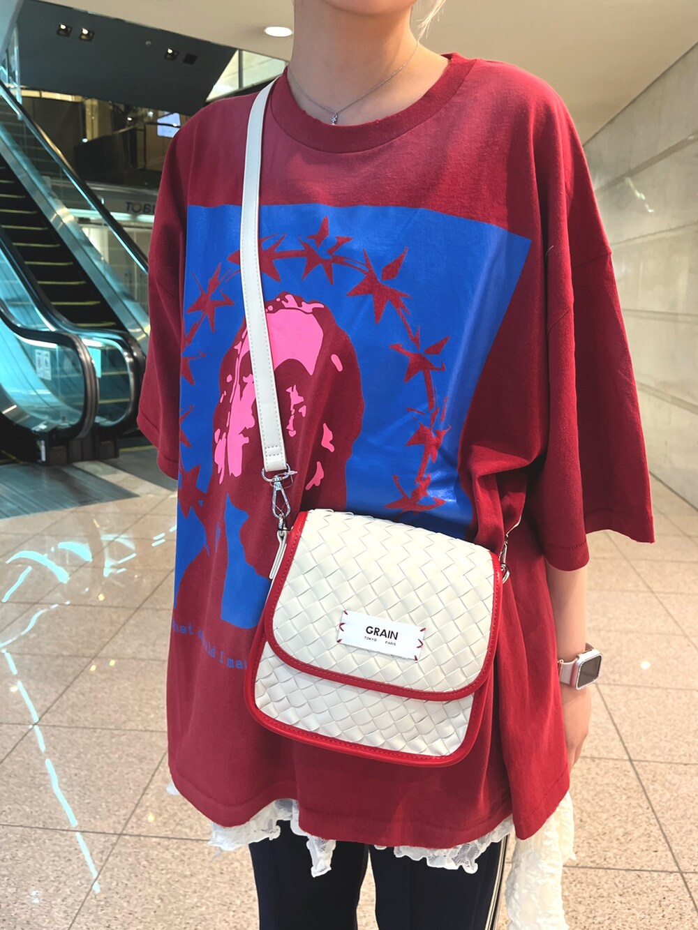 「Tシャツ、ロゴT、個性派、レッド、カラーコーデ、レイヤード、フレアパンツ、ジャージーパンツ、夏コーデ、初夏コーデ」｜「RePRODUCTION LABELの【RePRODUCTION LABEL / リプロダクションレーベル】アソートヴィンテージフェードTEE（Tシャツ/カットソー、レッド系）」を使った、ささかまさん（レディース・165cm）の春コーディネートの3枚目の写真
