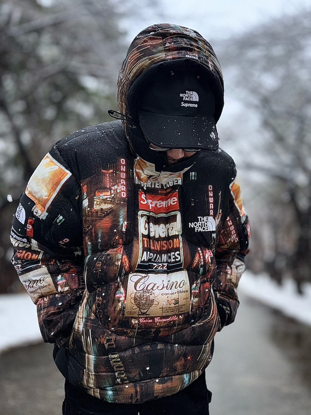 「ダウンジャケット、休日スタイル、お洒落さんとつながりたい、アウター、冬、コーデュロイパンツ、supreme、Supreme x The North Face、NIKE」｜「Supreme のアイテム（ダウンジャケット/コート、その他）」を使った、虎@たろうさん（メンズ・161cm）の冬コーディネートの2枚目の写真