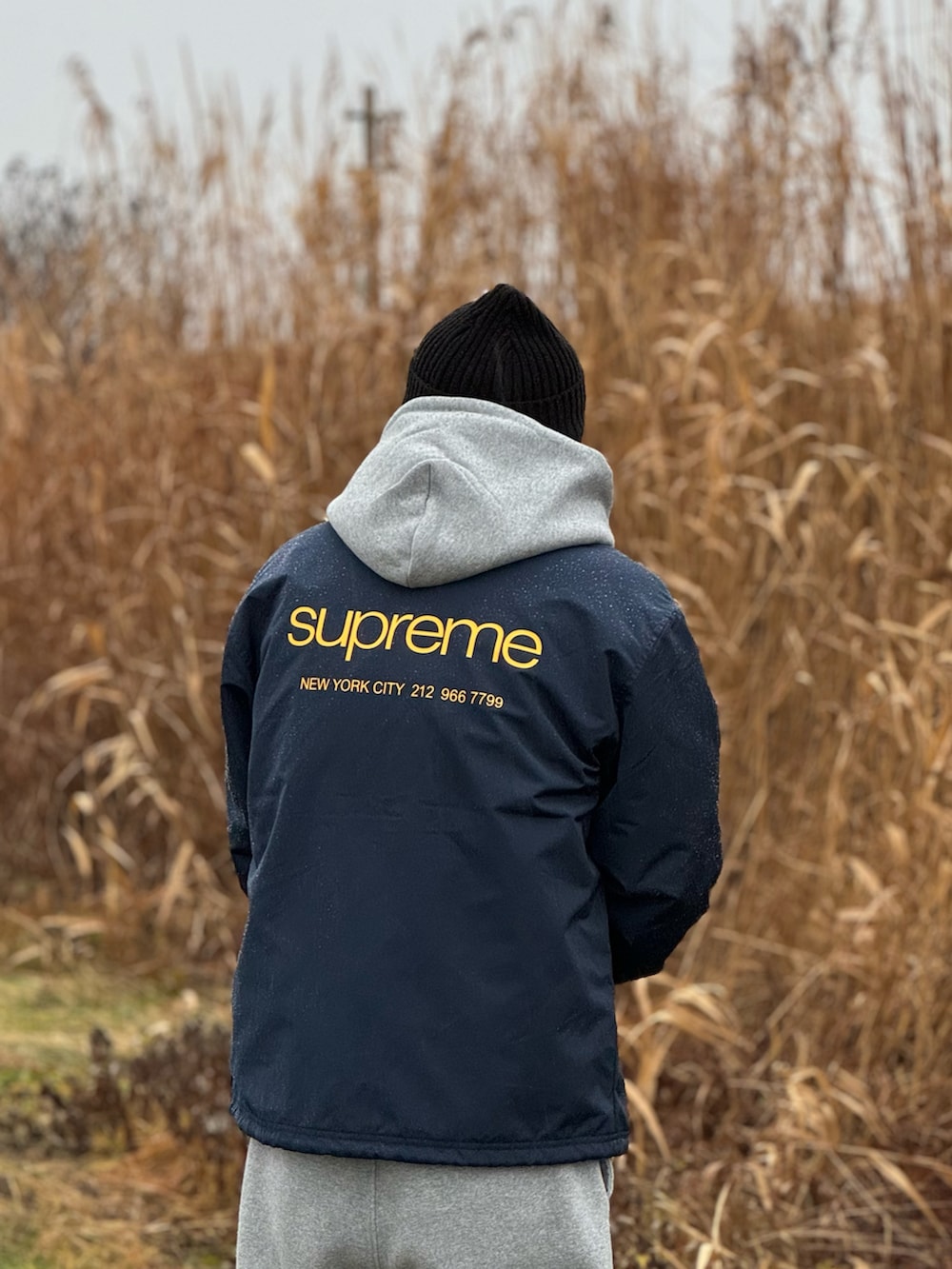 「supreme、nike、DUNKSB、あけましておめでとうございます！、GU、メンズコーデ、ビッグシルエット、カジュアルコーデ、オーバーサイズ、低身長コーデ、低身長男子、ストリート」｜「GUのアイテム（スウェットパンツ、グレー系）」を使った、虎@たろうさん（メンズ・161cm）の冬コーディネートの3枚目の写真
