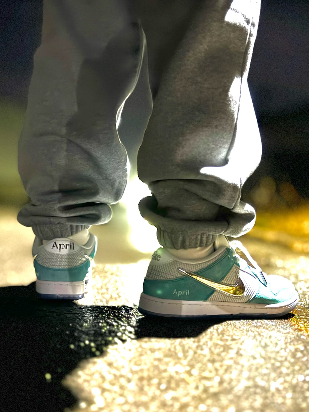 「supreme、nike、DUNKSB、あけましておめでとうございます！、GU、メンズコーデ、ビッグシルエット、カジュアルコーデ、オーバーサイズ、低身長コーデ、低身長男子、ストリート」｜「GUのアイテム（スウェットパンツ、グレー系）」を使った、虎@たろうさん（メンズ・161cm）の冬コーディネートの2枚目の写真