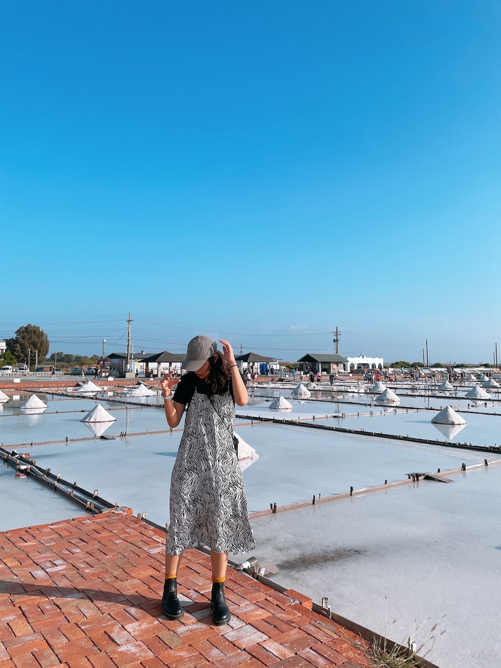 ブラック系のブーツを着用したレディースの秋コーディネートの2枚目の写真