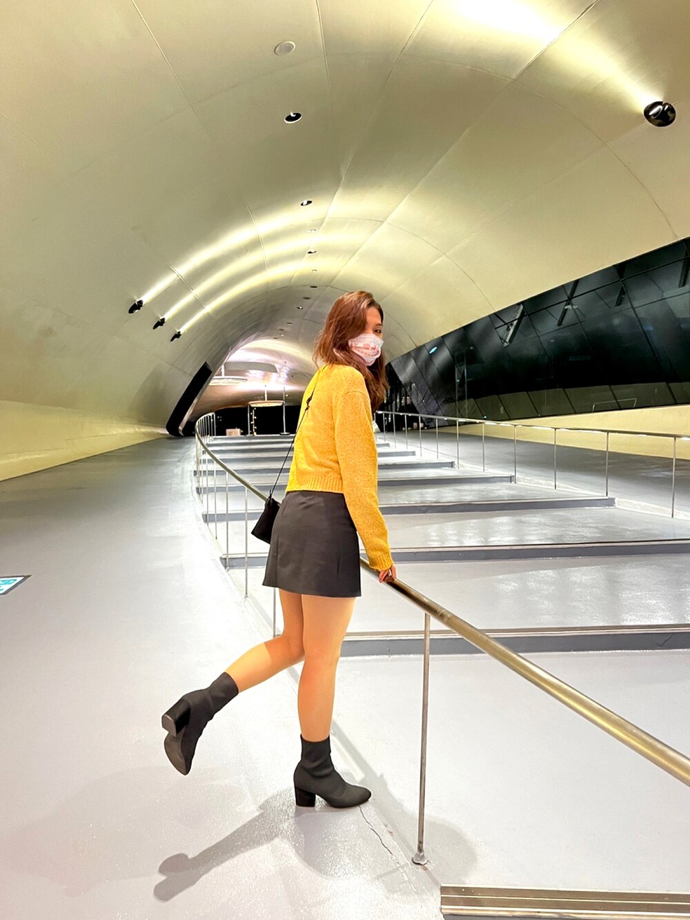 ブラック系のブーツを着用したレディースの冬コーディネートの2枚目の写真