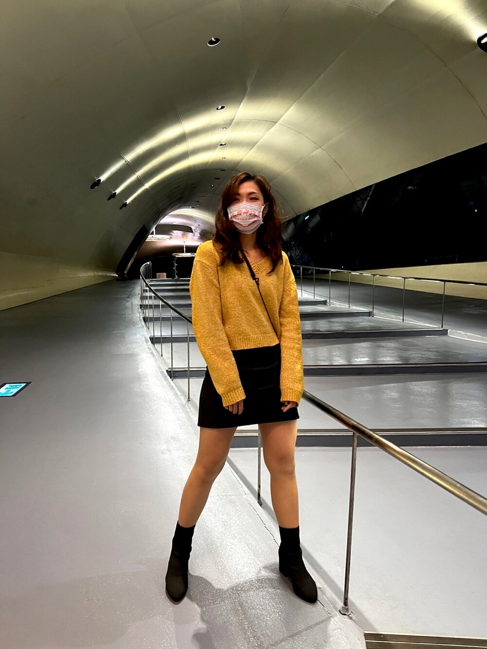 ブラック系のブーツを着用したレディースの冬コーディネートの3枚目の写真