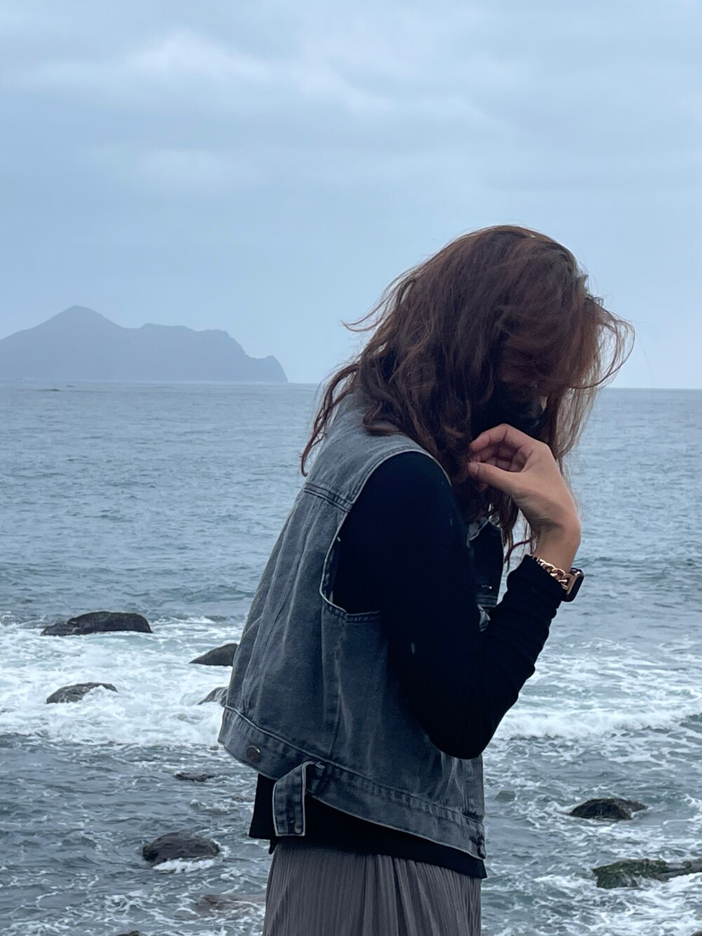 ブラック系のブーツ、ブラック系のデジタル腕時計を着用したレディースの夏コーディネートの2枚目の写真