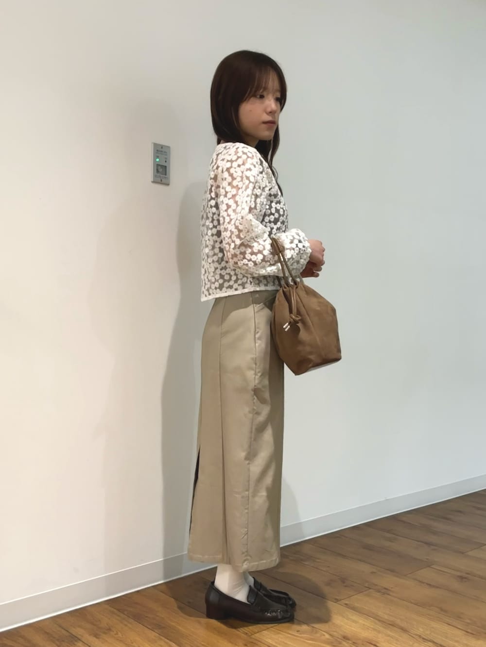 ホワイト系のシャツ/ブラウス、ブラック系のキャミソール、ベージュ系のスカートを着用したレディースの春コーディネートの2枚目の写真