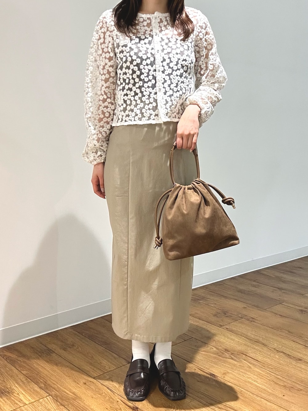 ホワイト系のシャツ/ブラウス、ブラック系のキャミソール、ベージュ系のスカートを着用したレディースの春コーディネートの3枚目の写真