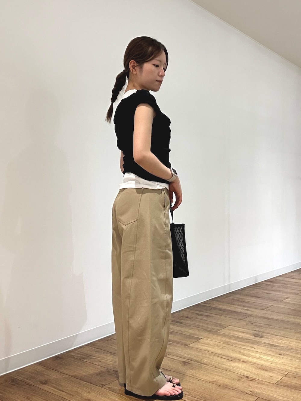 ブラック系のタンクトップ、ベージュ系のその他パンツ、ブラック系のサンダルを着用したレディースの夏コーディネートの2枚目の写真