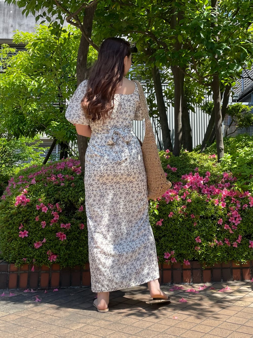 「初夏コーデ、ootd、カジュアル、花柄ワンピース、パフスリーブ、高身長女子、165cmコーデ、TINA:JOJUN、ペーパーハット、ペーパートート」｜「TINA：JOJUNのアイテム（ワンピース、ホワイト系）」を使った、leinaさん（レディース・165cm）の春コーディネートの5枚目の写真