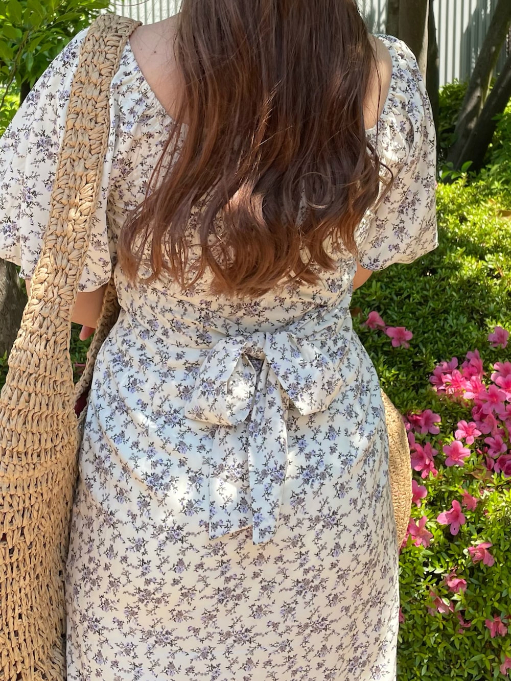 「初夏コーデ、ootd、カジュアル、花柄ワンピース、パフスリーブ、高身長女子、165cmコーデ、TINA:JOJUN、ペーパーハット、ペーパートート」｜「TINA：JOJUNのアイテム（ワンピース、ホワイト系）」を使った、leinaさん（レディース・165cm）の春コーディネートの3枚目の写真