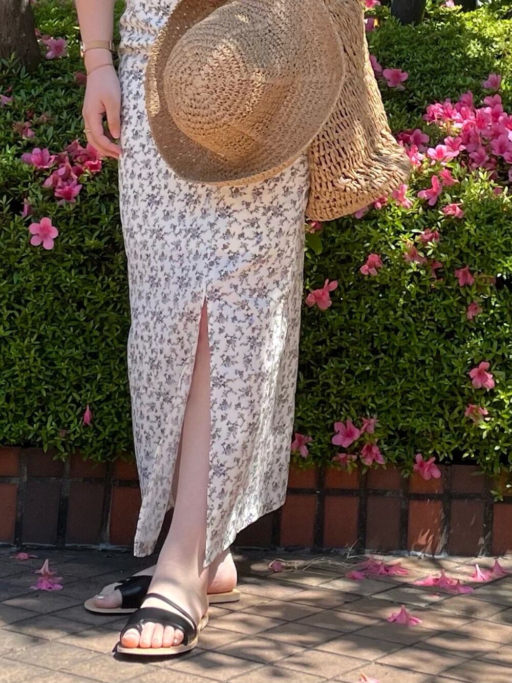 「初夏コーデ、ootd、カジュアル、花柄ワンピース、パフスリーブ、高身長女子、165cmコーデ、TINA:JOJUN、ペーパーハット、ペーパートート」｜「TINA：JOJUNのアイテム（ワンピース、ホワイト系）」を使った、leinaさん（レディース・165cm）の春コーディネートの4枚目の写真