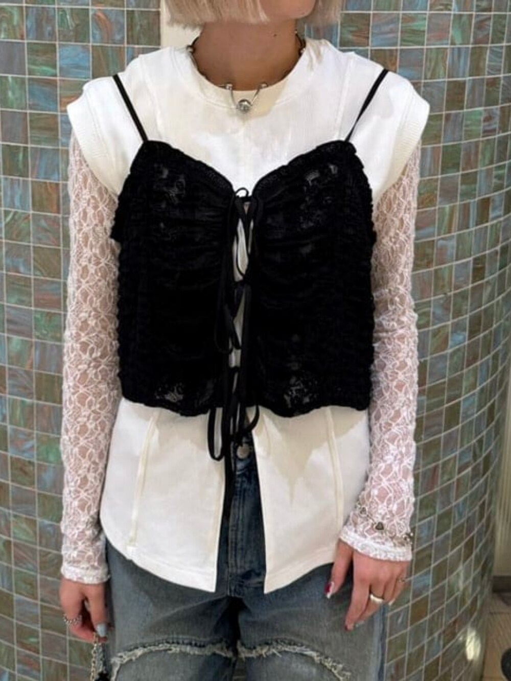 ホワイト系のTシャツ/カットソー、ブラック系のシャツ/ブラウス、ホワイト系のTシャツ/カットソーを着用したレディースの夏コーディネートの3枚目の写真