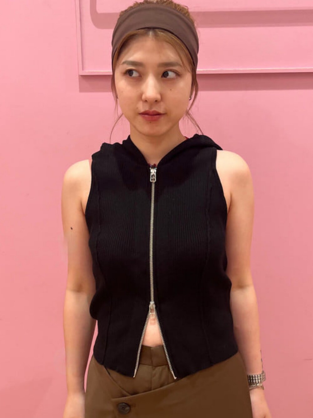 ブラック系のショルダーバッグ、ブラック系のベスト、ブラウン系のその他パンツを着用したレディースの夏コーディネートの3枚目の写真