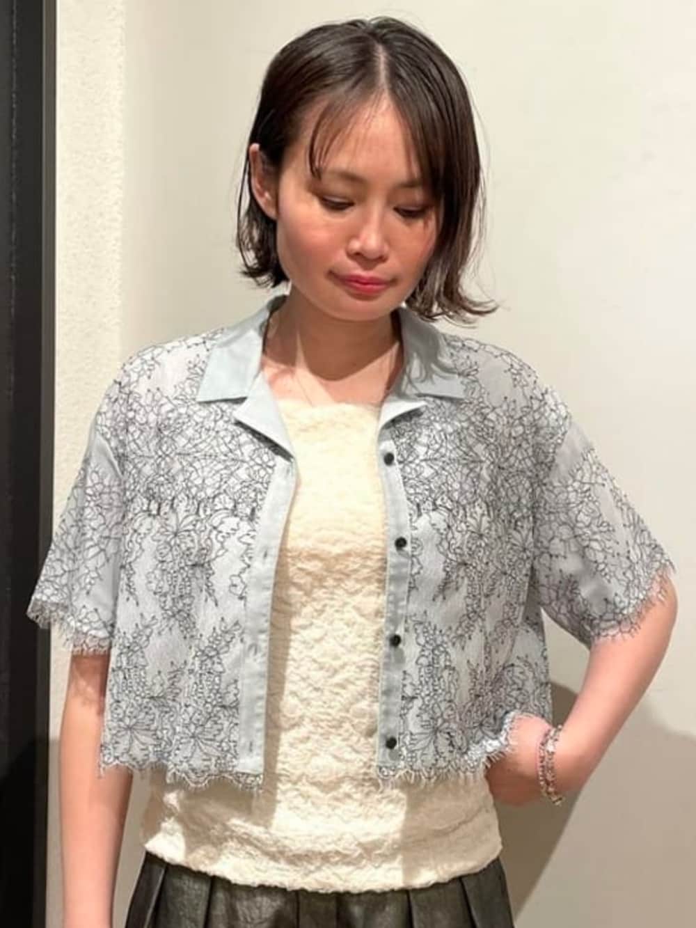 ブラック系のその他パンツ、ブルー系のシャツ/ブラウス、ホワイト系のキャミソールを着用したレディースの春コーディネートの2枚目の写真