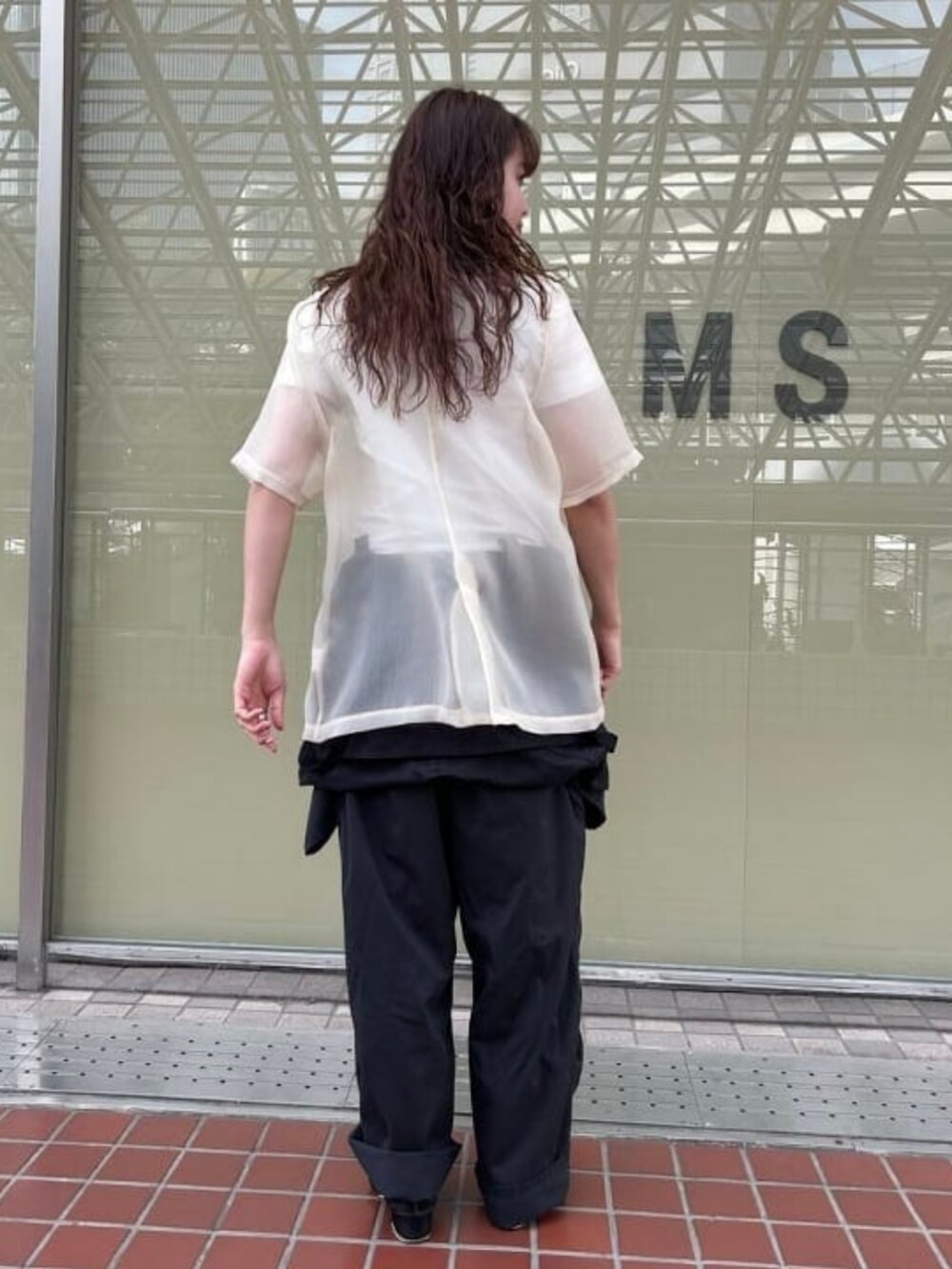 ホワイト系のTシャツ/カットソー、ベージュ系のテーラードジャケット、グレー系のサロペット/オーバーオールを着用したレディースの春コーディネートの2枚目の写真