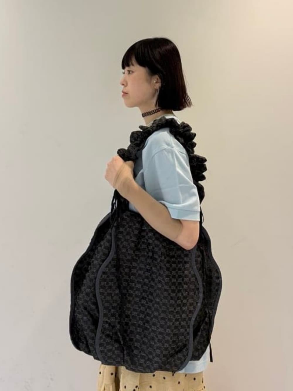 ブルー系のTシャツ/カットソー、ブラック系のトートバッグ、ベージュ系のワンピースを着用したレディースの夏コーディネートの2枚目の写真