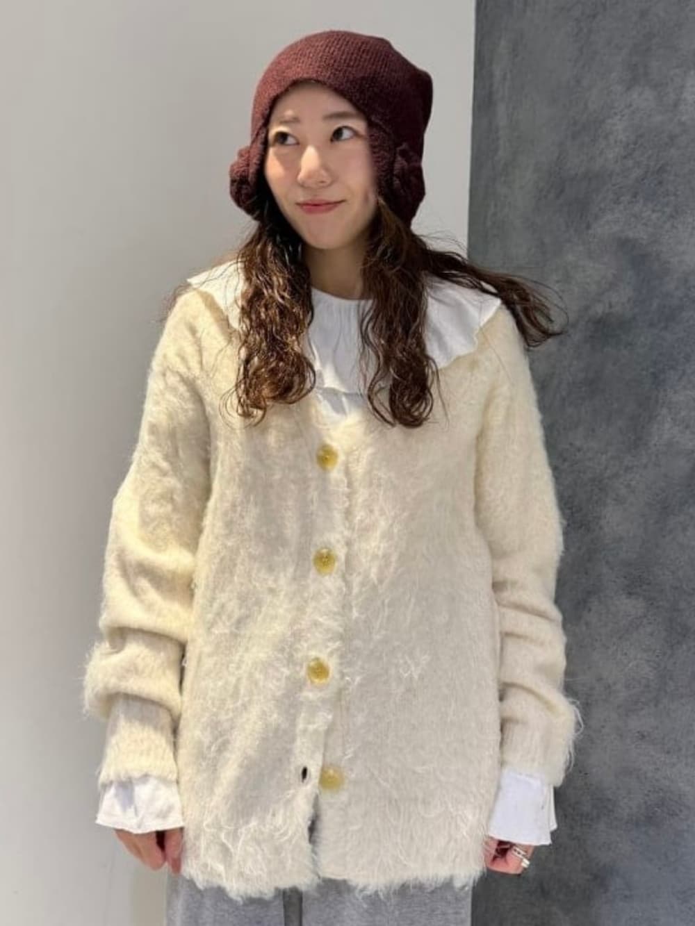 グレー系のスウェットパンツ、ホワイト系のブルゾン、ホワイト系のカーディガン/ボレロを着用したレディースの冬コーディネートの2枚目の写真