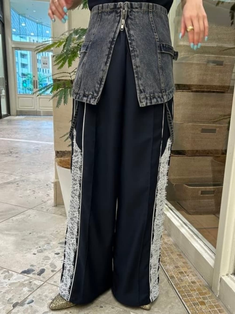 ブルー系のその他パンツ、ブルー系のポロシャツ、ブルー系のキャミソールを着用したレディースの夏コーディネートの3枚目の写真