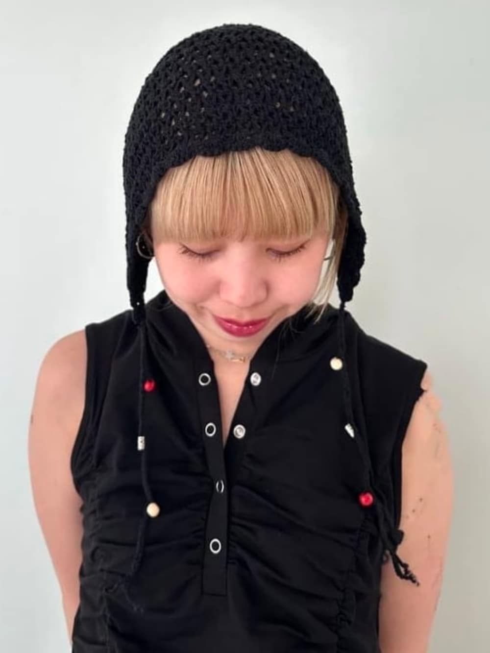 ブラック系のTシャツ/カットソー、ブラック系のスカート、ブラック系のニットキャップ/ビーニーを着用したレディースの夏コーディネートの2枚目の写真