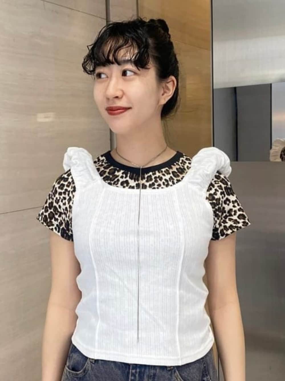 ホワイト系のTシャツ/カットソー、ブルー系のデニムパンツ、レッド系のトートバッグを着用したレディースの春コーディネートの2枚目の写真