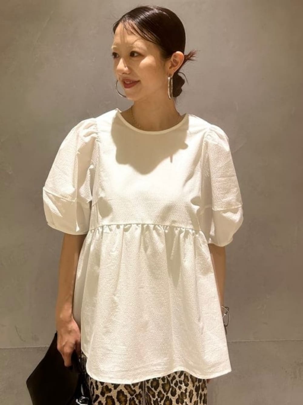 ホワイト系のシャツ/ブラウス、レッド系のソックス/靴下を着用したレディースの春コーディネートの3枚目の写真