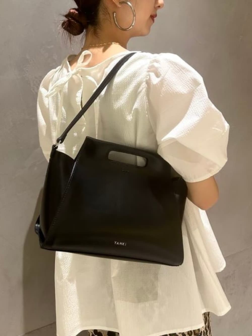 ホワイト系のシャツ/ブラウス、レッド系のソックス/靴下を着用したレディースの春コーディネートの5枚目の写真