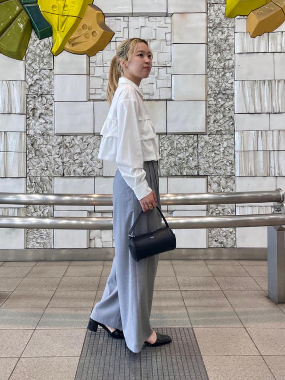 ブラック系のトートバッグ、シルバー系のその他パンツ、ホワイト系のシャツ/ブラウスを着用したレディースの秋コーディネートの2枚目の写真