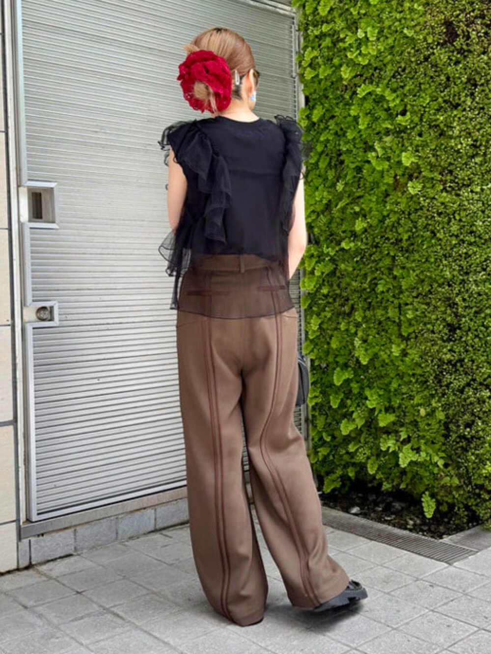 ブラック系のTシャツ/カットソー、ブラウン系のその他パンツ、ブラック系のトートバッグを着用したレディースの夏コーディネートの2枚目の写真