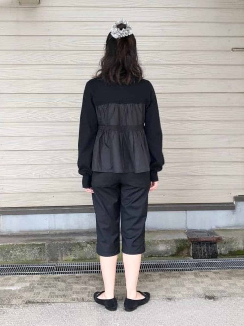 ブラック系のその他パンツ、ブラック系のカーディガン/ボレロを着用したレディースの冬コーディネートの2枚目の写真