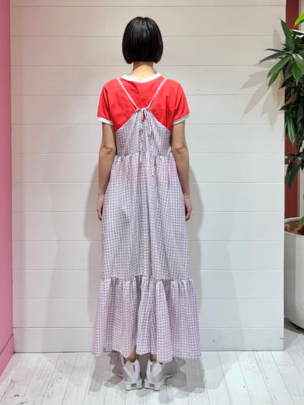 レッド系のTシャツ/カットソー、パープル系のワンピース、ホワイト系のスニーカーを着用したレディースの春コーディネートの3枚目の写真