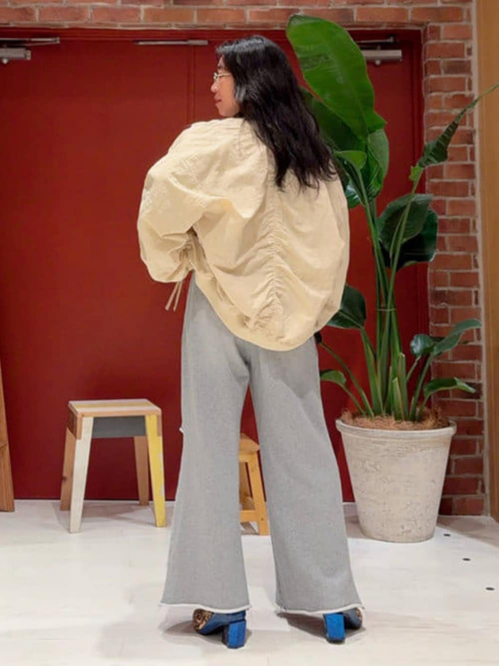 グレー系のスウェットパンツ、ベージュ系のMA-1を着用したレディースの秋コーディネートの2枚目の写真