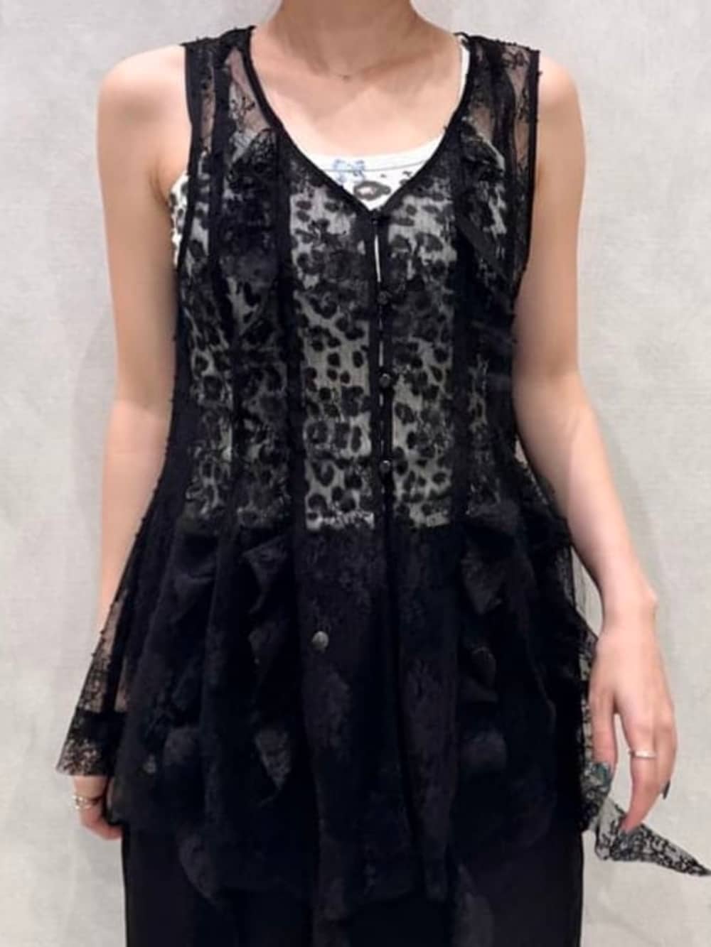 シルバー系のトートバッグ、ブラック系のシャツ/ブラウス、ブラック系のTシャツ/カットソーを着用したレディースの夏コーディネートの2枚目の写真